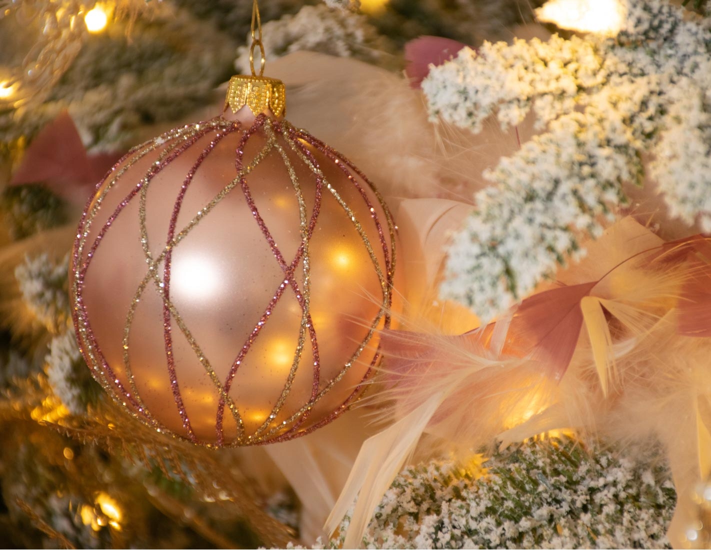 La Boule de Noël Rose 2024 : Un Symbole d'Espoir et de Résilience