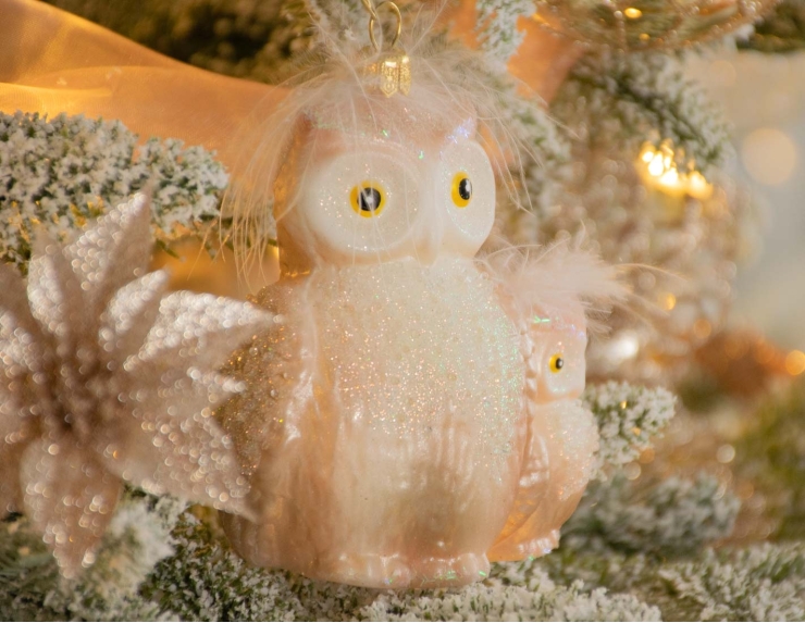 Boule de Noël originale en forme de hiboux couleur rose poudré  plumes naturelles et paillettes. Hauteur 13cm