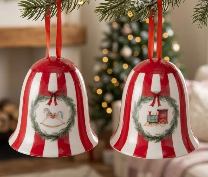 Set 2 cloches en grès émaillé H11cm collection Jouets d’Antan, rayures rouge et blanc, motif cheval ou train