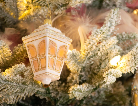 Suspension lanterne blanc et doré et en verre soufflé décoré main pour sapin de Noël. Hauteur 10cm