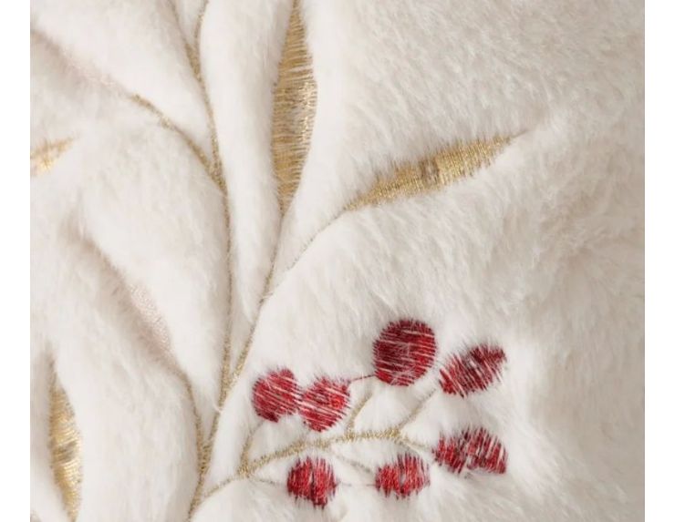 Coussin carré 45x45cm en velours ivoire, branches et feuilles brodées dorées, baies rouges brodées