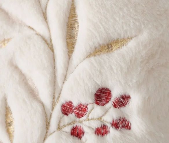 Coussin carré 45x45cm en velours ivoire, branches et feuilles brodées dorées, baies rouges brodées