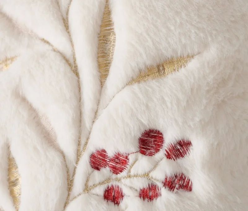 Coussin carré 45x45cm en velours ivoire, branches et feuilles brodées dorées, baies rouges brodées