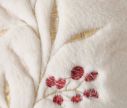 Voir la slide Coussin carré 45x45cm en velours ivoire, branches et feuilles brodées dorées, baies rouges brodées