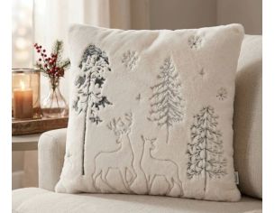 Coussin 45x45cm fausse fourrure ivoire, cerfs et sapins enneigés brodés gris, flocons de neige
