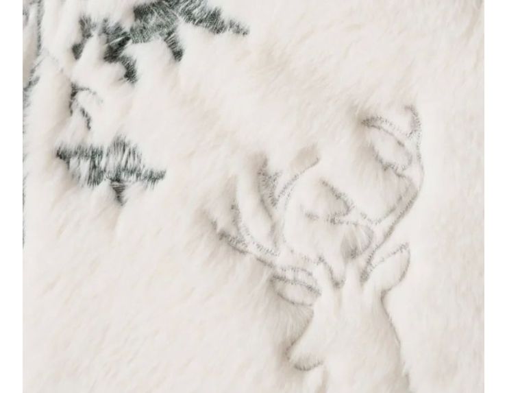 Coussin 45x45cm fausse fourrure ivoire, cerfs et sapins enneigés brodés gris, flocons de neige