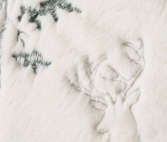 Coussin 45x45cm fausse fourrure ivoire, cerfs et sapins enneigés brodés gris, flocons de neige