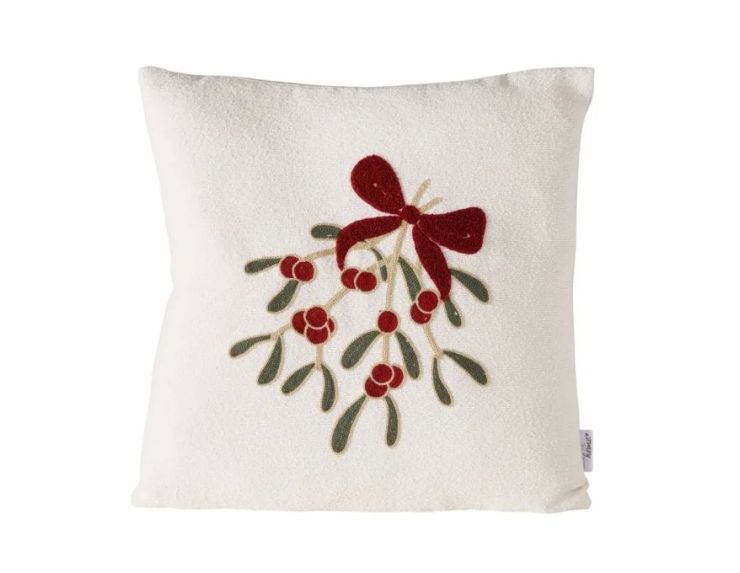 Coussin carré 45x45cm en bouclette ivoire, branche de gui brodée vert et rouge, gros nœud rouge