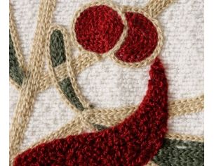 Coussin carré 45x45cm en bouclette ivoire, branche de gui brodée vert et rouge, gros nœud rouge