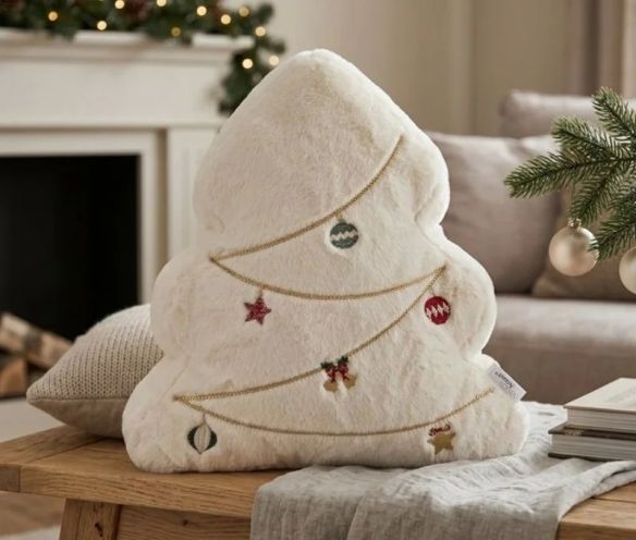 Coussin forme sapin H45cm en fausse fourrure ivoire, guirlandes dorées et ornements brodés multicolores