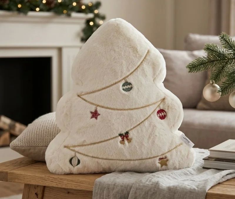 Coussin forme sapin H45cm en fausse fourrure ivoire, guirlandes dorées et ornements brodés multicolores