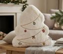 Voir la slide Coussin forme sapin H45cm en fausse fourrure ivoire, guirlandes dorées et ornements brodés multicolores