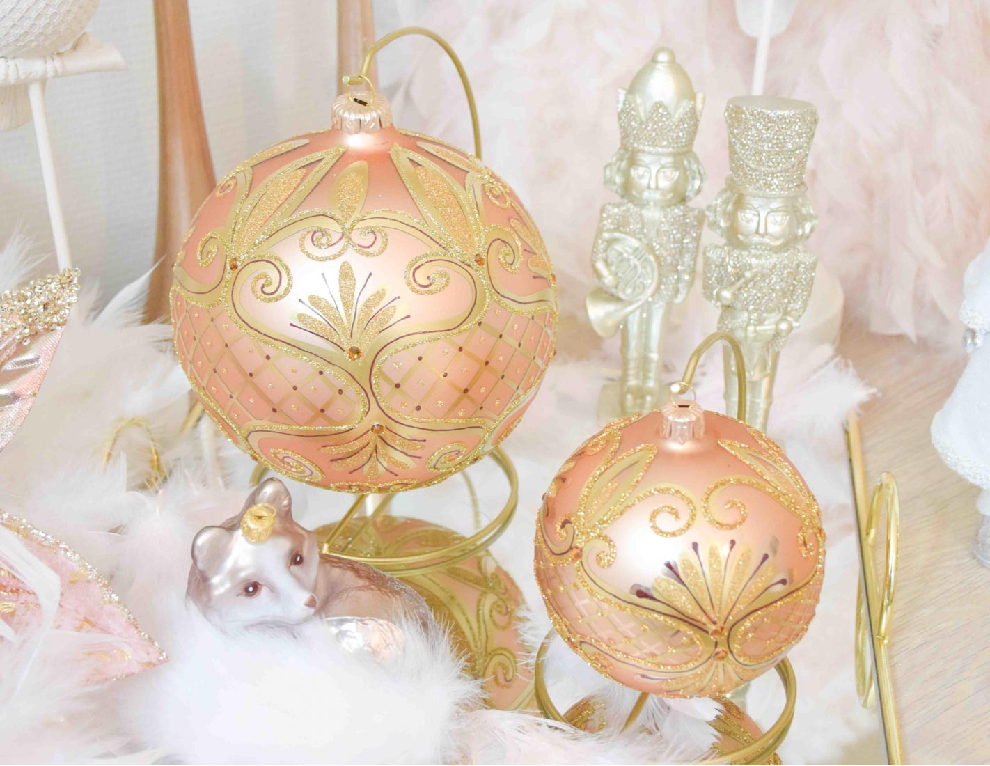 boule de noel rose poudré motifs baroques dorés 15 cm diamètre