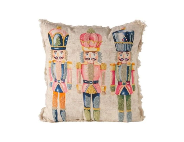 Coussin 45x45cm en coton beige, 3 casse-noisettes brodés multicolores pastel, franges sur les bords