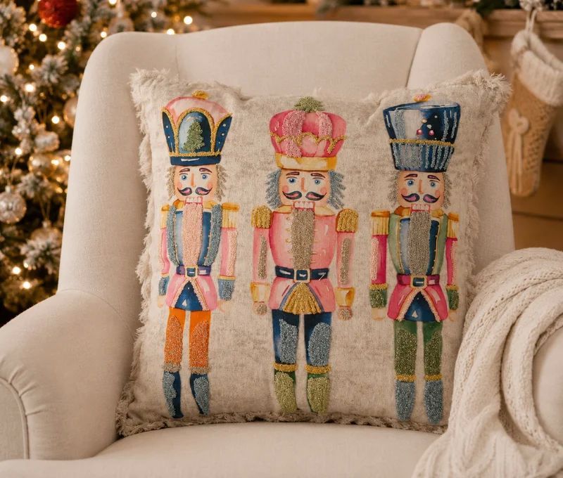 Coussin 45x45cm en coton beige, 3 casse-noisettes brodés multicolores pastel, franges sur les bords