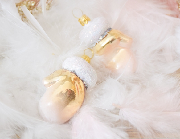 Boule de Noël en forme de gant doré et blanc en verre soufflé et peint à la main. Hauteur 5cm