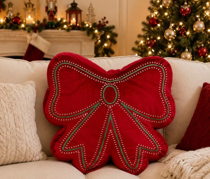 Coussin forme nœud 35x35cm en velours rouge, broderies vertes et perles blanches sur les bords
