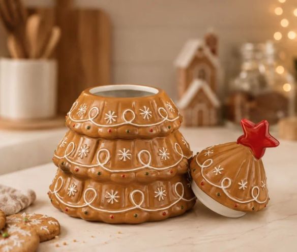 Pot à biscuits céramique H24cm forme sapin pain d’épices caramel, décors blancs, couvercle étoile rouge