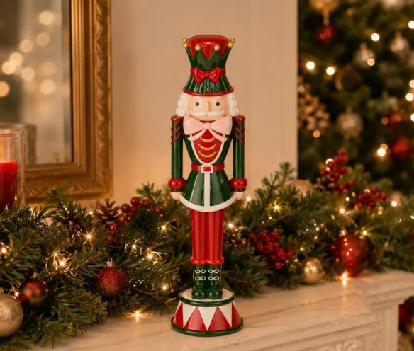 Figurine casse-noisette H40cm, uniforme vert et rouge, chapeau vert pointes dorées, socle tambour multicolore