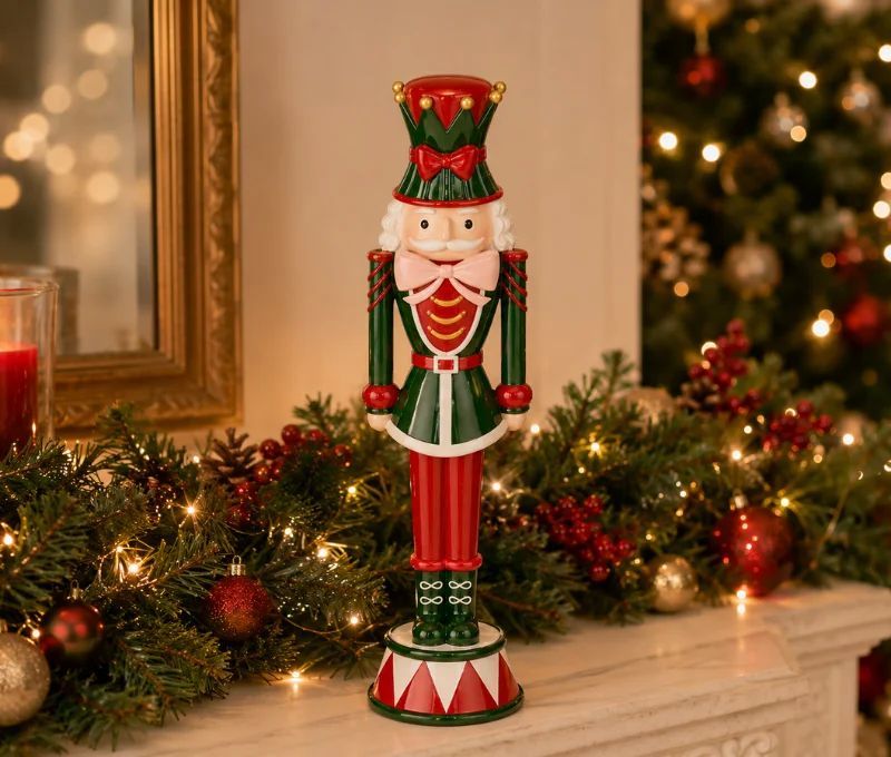 Figurine casse-noisette H40cm, uniforme vert et rouge, chapeau vert pointes dorées, socle tambour multicolore