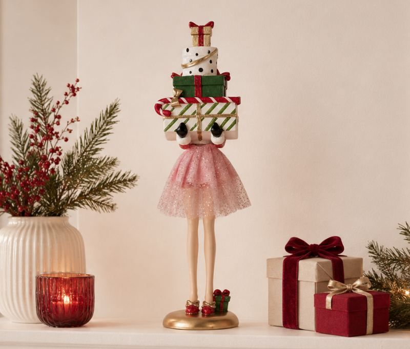Figurine fille H36cm jupe rose scintillante, souliers rouges, pile de cadeaux Noël colorés sur la tête
