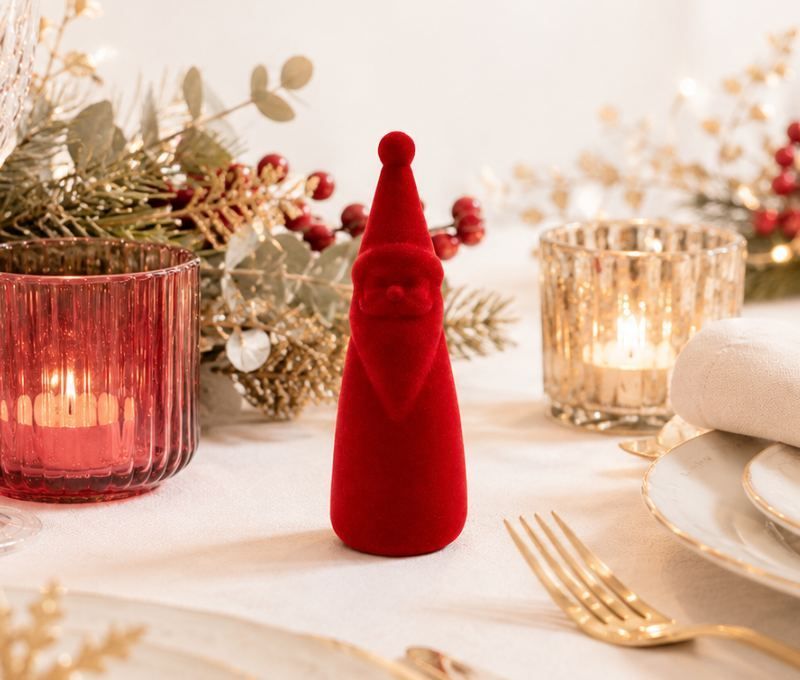 Père Noël H17cm en velours rouge floqué, silhouette conique minimaliste, finition douce monochrome