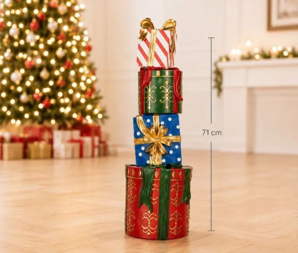 Grande décoration Noël pile cadeaux empilés rouge vert bleu rubans dorés résine H71cm