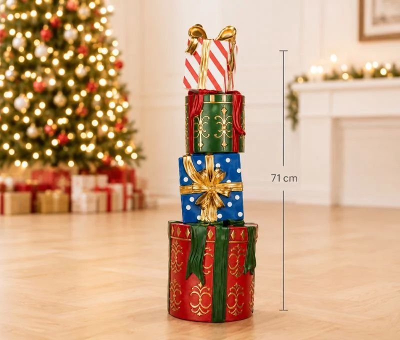 Grande décoration Noël pile cadeaux empilés rouge vert bleu rubans dorés résine H71cm
