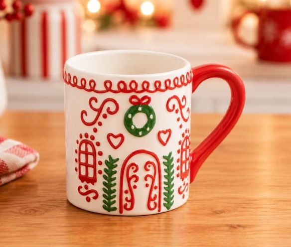 Mug céramique blanc rouge maison de Noël couronne porte sapins cœurs motifs rouges verts 450ml