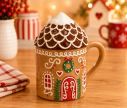 Voir la slide Mug céramique caramel maison pain d'épices couvercle toit enneigé porte rouge couronne sapins H15cm 400ml