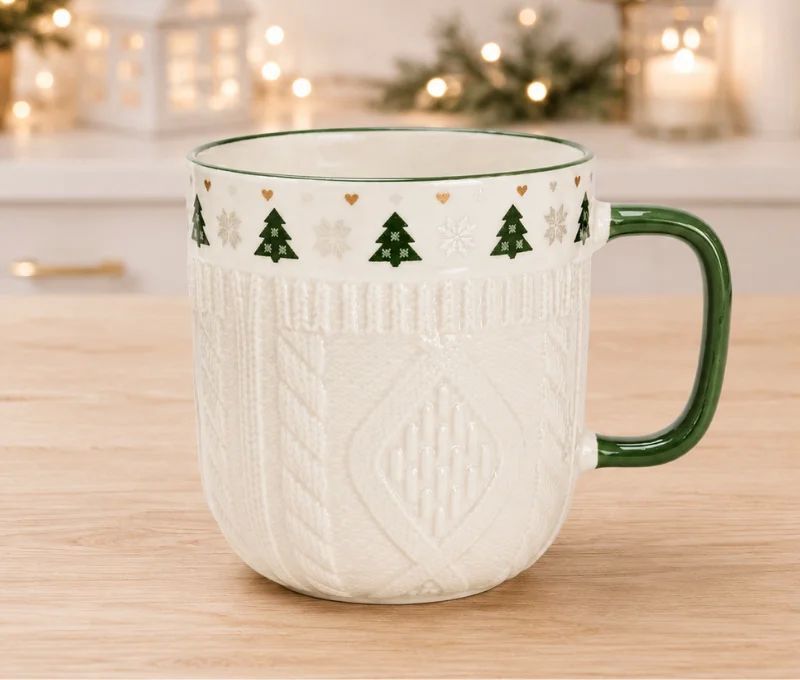 Tasse porcelaine blanche relief tricot 3D frise sapins verts cœurs dorés flocons anse verte Noël 345ml