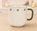 Voir la slide Tasse porcelaine blanche relief tricot 3D frise flocons verts cœurs dorés anse verte Noël 345ml