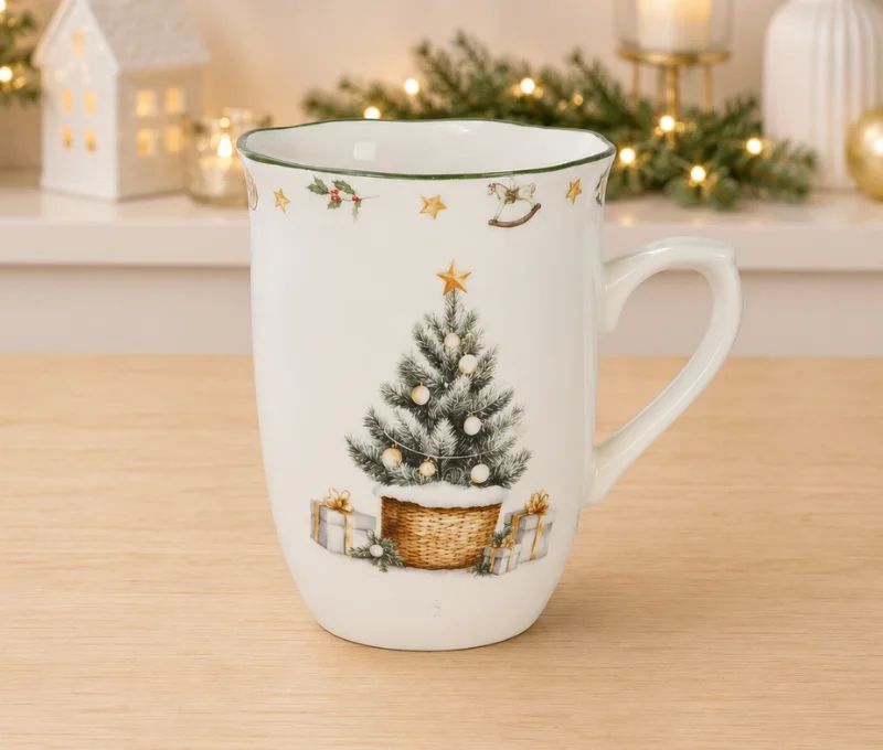 Tasse porcelaine blanche vintage sapin enneigé cadeaux étoile dorée frise houx étoiles liseré vert Noël 320ml