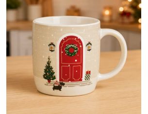 Tasse porcelaine beige porte rouge Noël couronne houx sapin décoré petit chien lanterne flocons neige 400ml