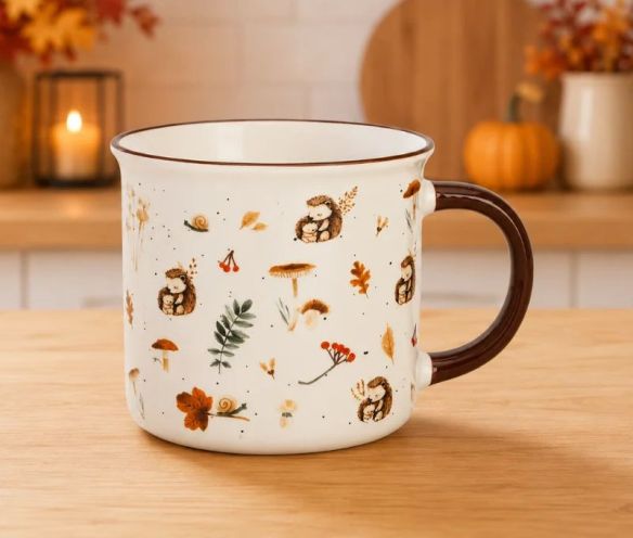 Tasse porcelaine blanche mouchetée motifs épars hérissons champignons feuilles escargot baies rouges automne anse marron 370ml