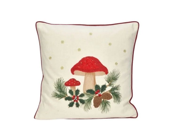 Housse coussin textile champignons rouges brodés houx pommes de pin branches sapin étoiles dorées liseré rouge Noël 45x45cm