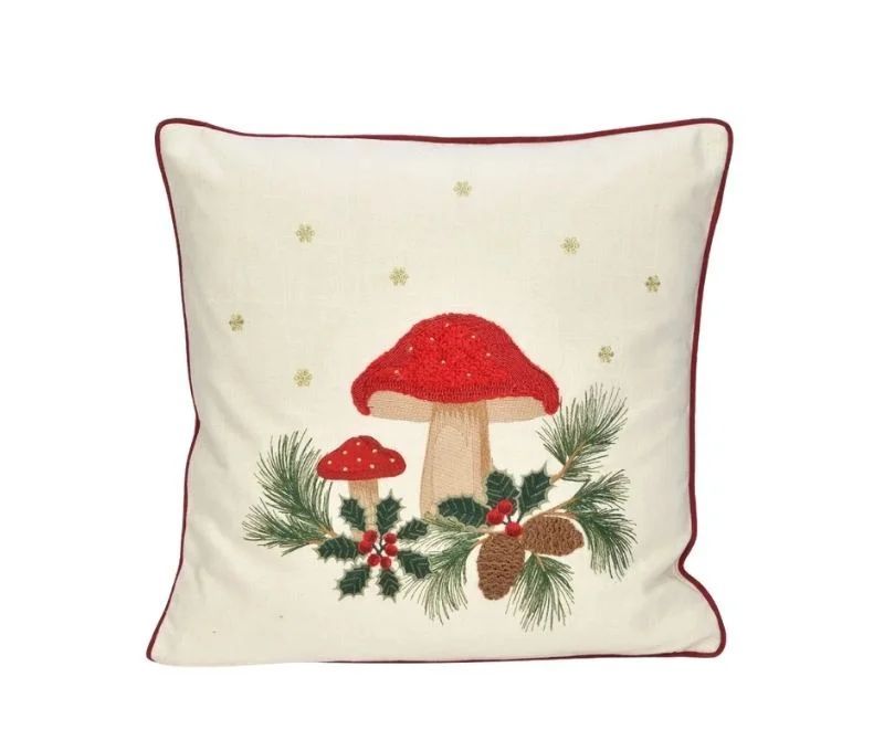 Housse coussin textile champignons rouges brodés houx pommes de pin branches sapin étoiles dorées liseré rouge Noël 45x45cm