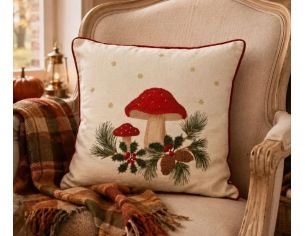 Housse coussin textile champignons rouges brodés houx pommes de pin branches sapin étoiles dorées liseré rouge Noël 45x45cm