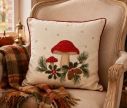 Voir la slide Housse coussin textile champignons rouges brodés houx pommes de pin branches sapin étoiles dorées liseré rouge Noël 45x45cm