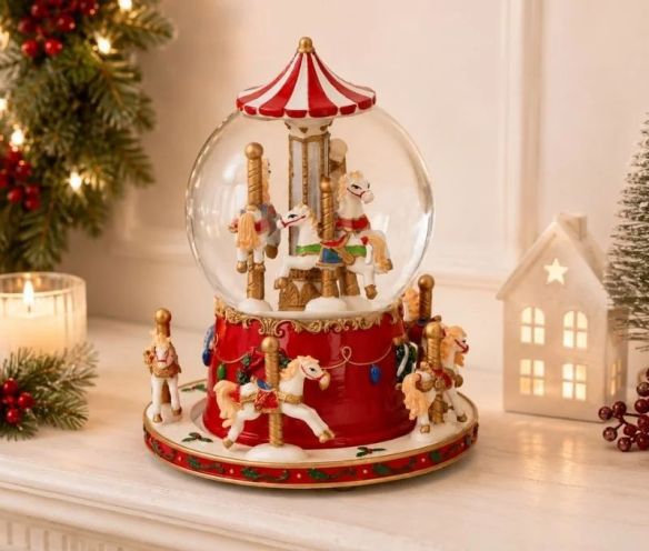 Boule à neige musicale poly rouge blanc carrousel chevaux colorés globe verre socle houx doré mouvement Noël H17cm