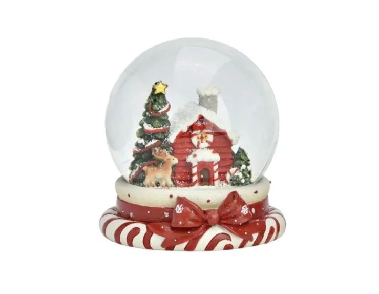 Boule à neige poly verre maison rouge enneigée sapins étoile dorée renne socle sucres orge nœud rouge Noël H11cm