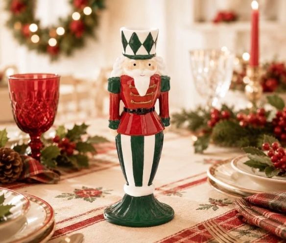 Bougeoir céramique casse-noisette Noël vert dominant uniforme rouge doré chapeau losanges verts rayures H22cm