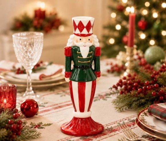 Bougeoir céramique casse-noisette Noël rouge dominant uniforme vert doré chapeau losanges rouges rayures socle rouge H22cm