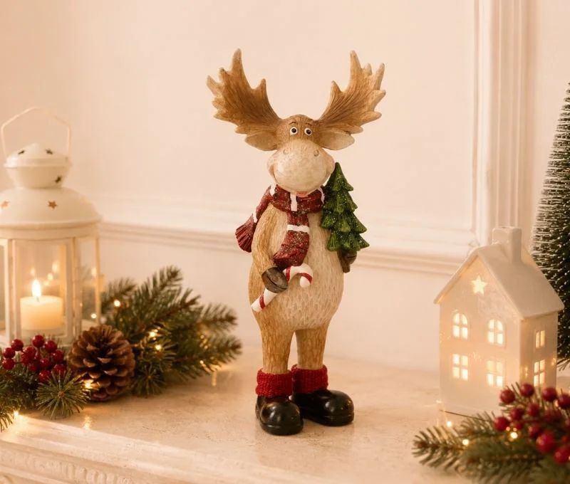 Figurine renne Noël poly bois ramifiés écharpe rouge sapin vert sucre orge chaussettes rouges bottes noires H27cm