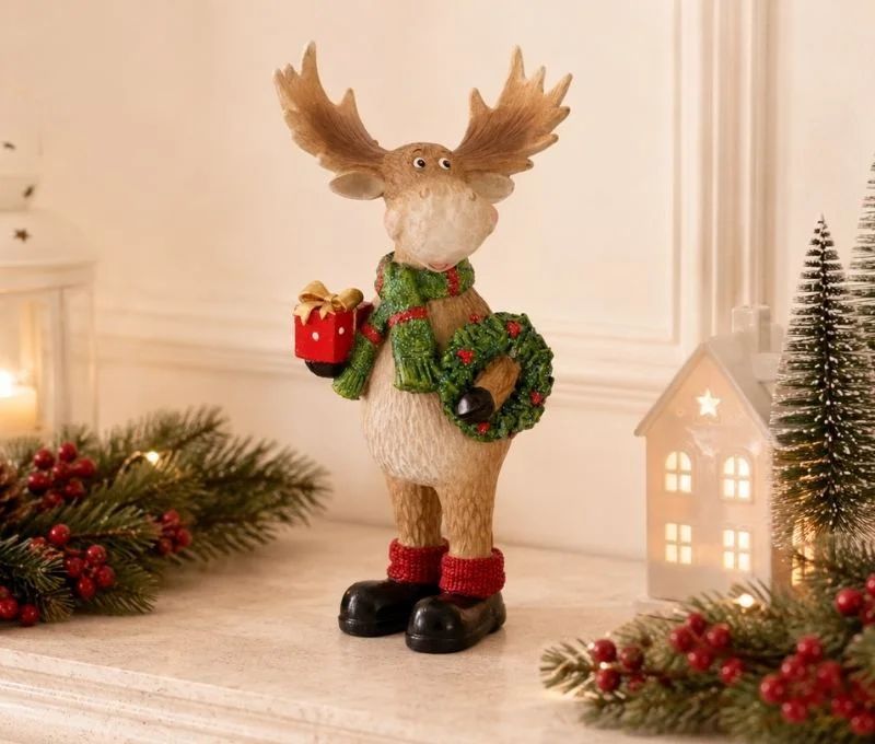 Figurine renne Noël poly bois ramifiés écharpe verte cadeau rouge doré couronne houx chaussettes rouges bottes noires H27cm