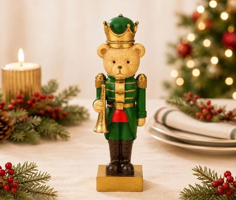 Figurine ourson casse-noisette poly vert doré uniforme trompette dorée couronne verte socle doré Noël H16cm
