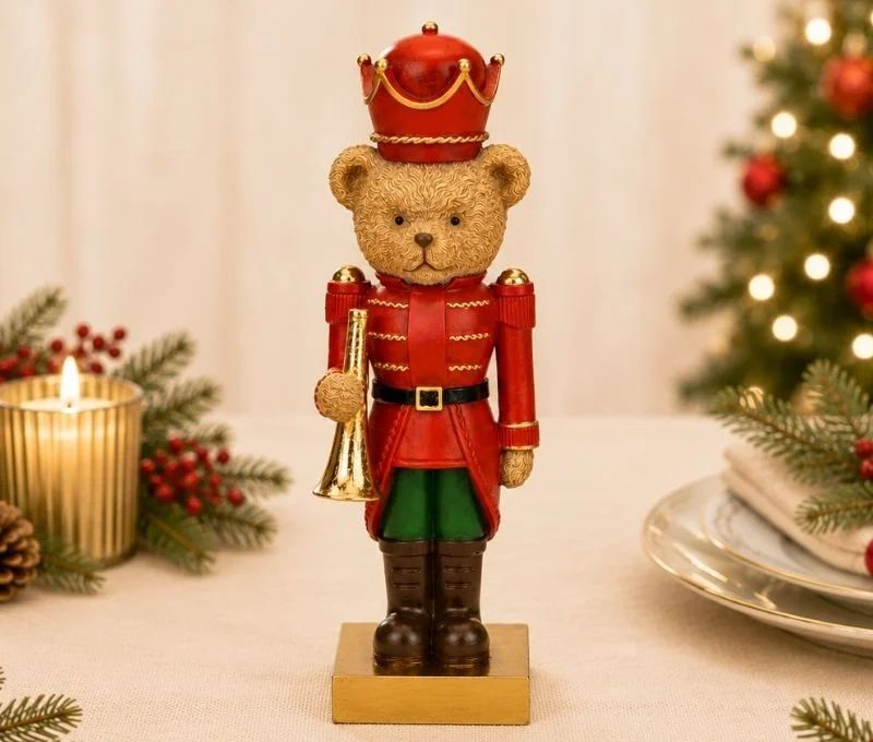 Figurine ourson casse-noisette poly rouge doré uniforme vert trompette dorée couronne rouge socle doré Noël H24cm