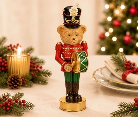 Figurine ourson casse-noisette poly rouge vert chapeau noir plume blanche tambour vert doré socle doré Noël H24cm