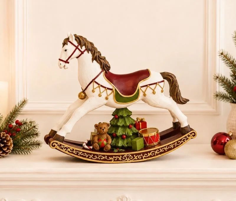 Cheval bascule Noël poly blanc selle rouge verte dorée bascule arabesques ourson sapin cadeaux tambour L30cm