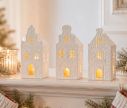 Voir la slide Set 3 maisons bougeoir LED porcelaine blanche arabesques relief pignon façades style hollandais lumière chaude Noël H16cm